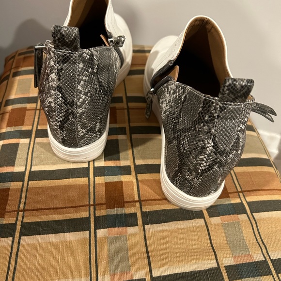 Susine white leather and leopard print size 9 walking shoe. - Picture 5 of 7